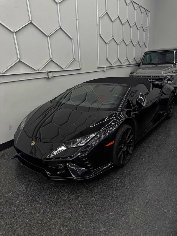 2023 Lamborghini Huracan - EVO Spyder Convertible 2D