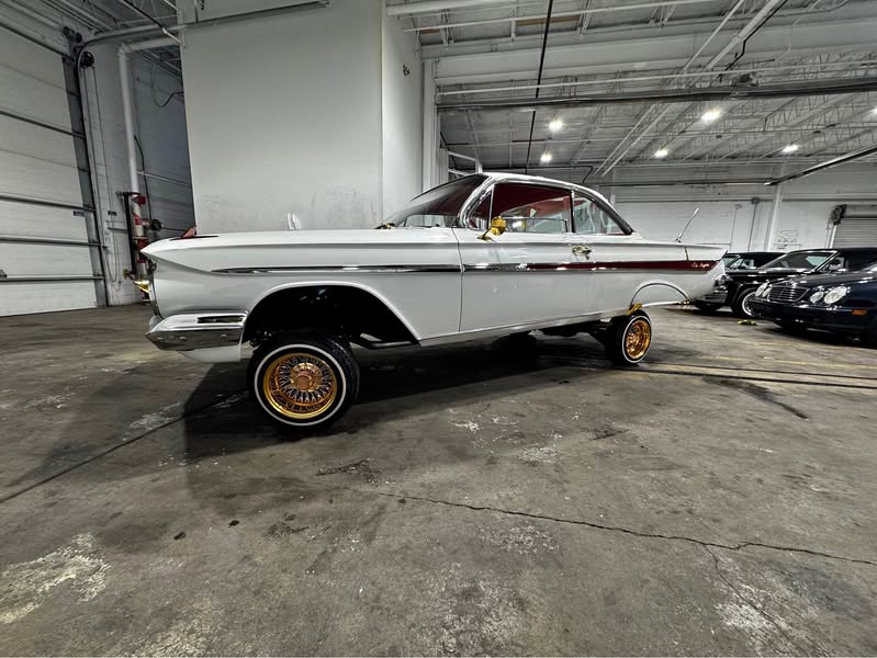 1961 Chevrolet Impala lowrider - 2 Dr
