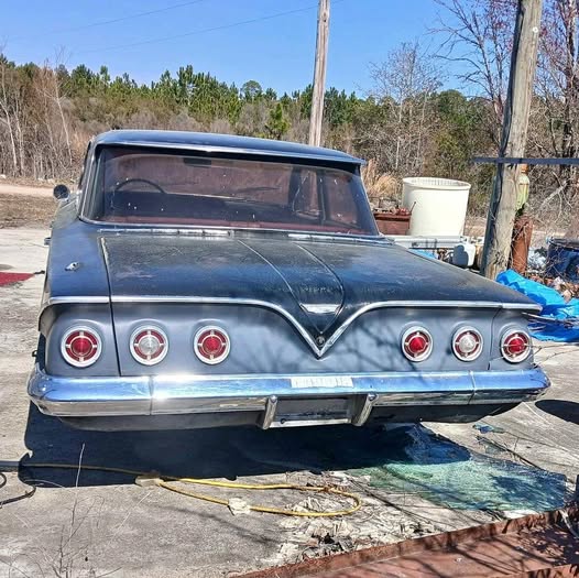 1961 Chevrolet Impala - Sedan 4D