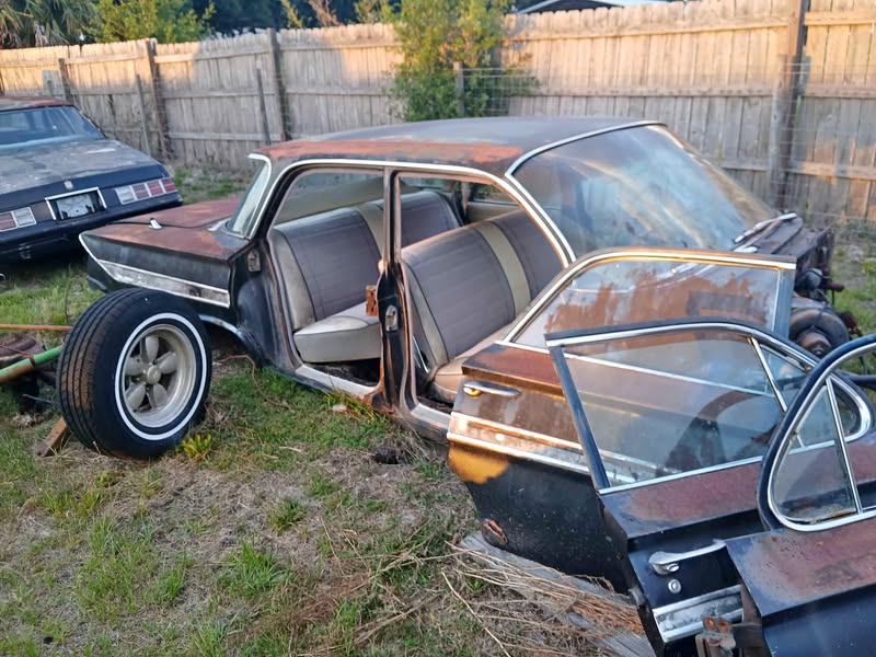 1961 Chevrolet Impala - Sedan 4D