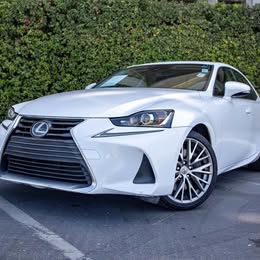 2017 Lexus is 200t base 4dr sedan