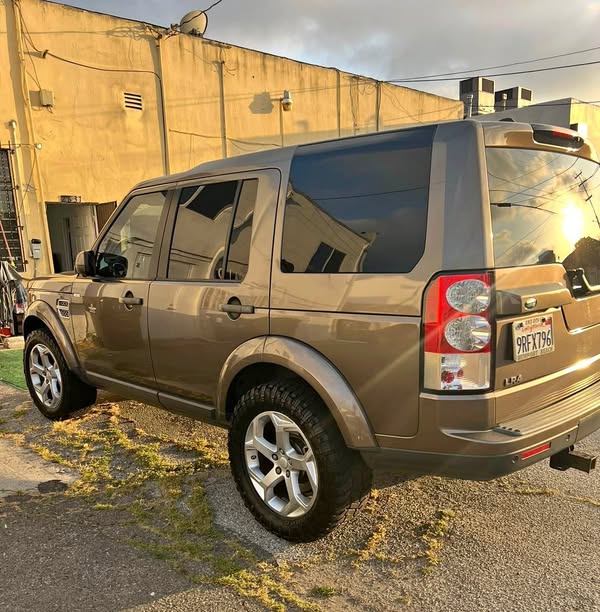 2011 Land Rover LR4 - HSE LUX Sport Utility 4D