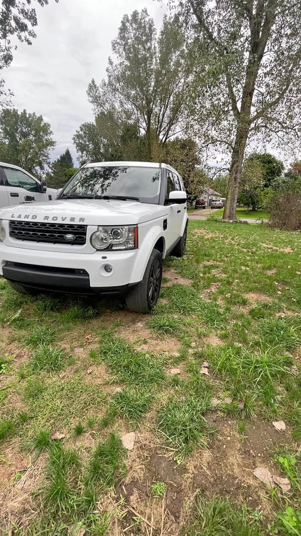 2011 Land Rover LR4 - HSE LUX Sport Utility 4D