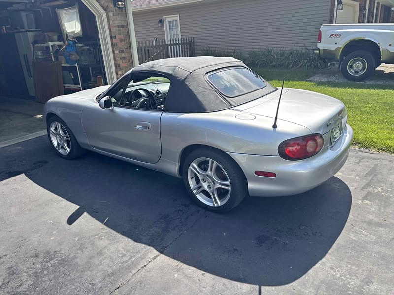2004 Mazda MAZDA MX-5 Miata RF Club Convertible 2D