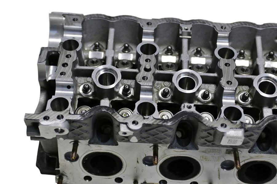 Mercedes-benz E63 Cls63 Amg 5.5l Right Side Engine Cylinder Head 2012 - 2018