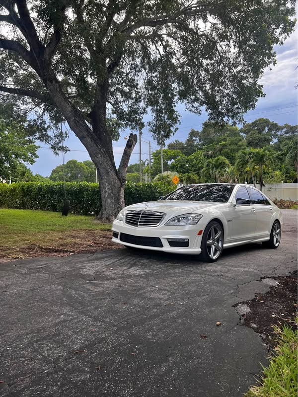 2010 Mercedes-Benz S63 AMG