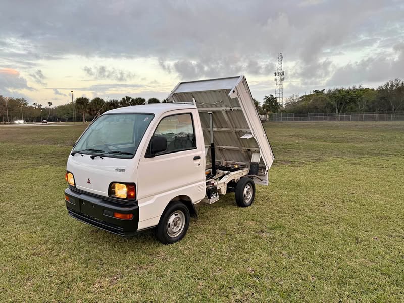 1998 Mitsubishi MINICAB  - Dump. 4WD. 5 Speed.