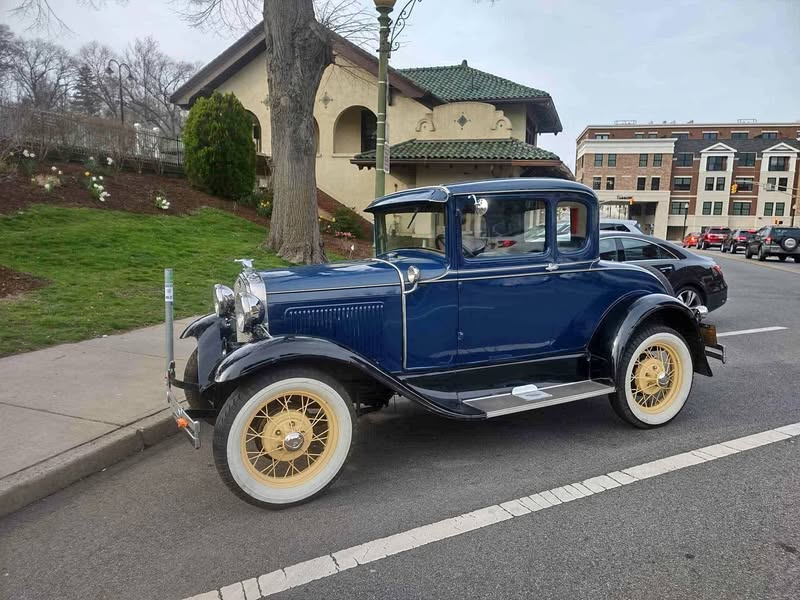 1930 Ford Model A De Luxe Coupe - De Luxe