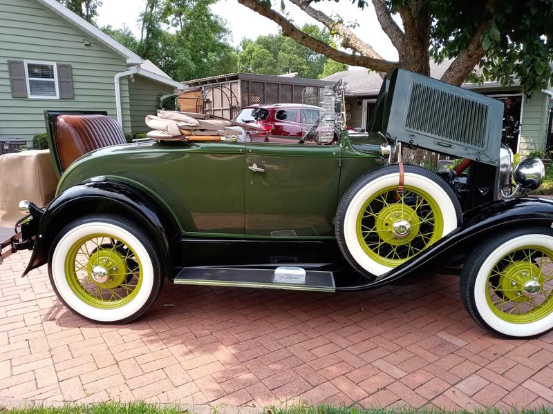 1930 Ford deluxe model a roadster - Black