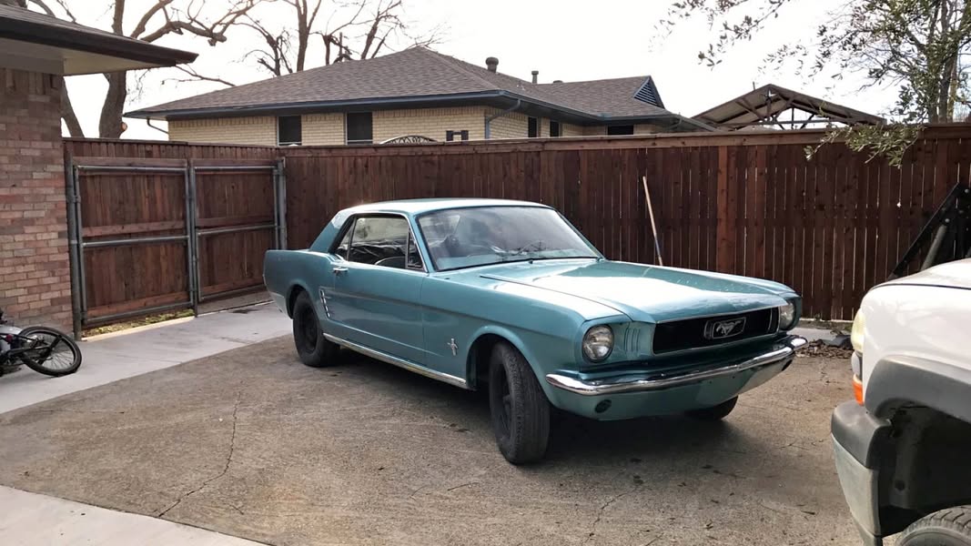 1965 Ford Mustang - V6 Coupe 2D