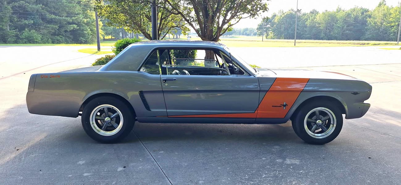 1965 Ford Mustang - Coupe 2D