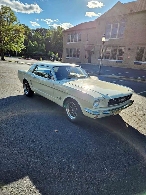 1965 Ford Mustang - Coupe 2D