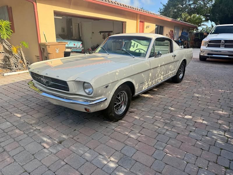 1965 Ford Mustang - Fastback