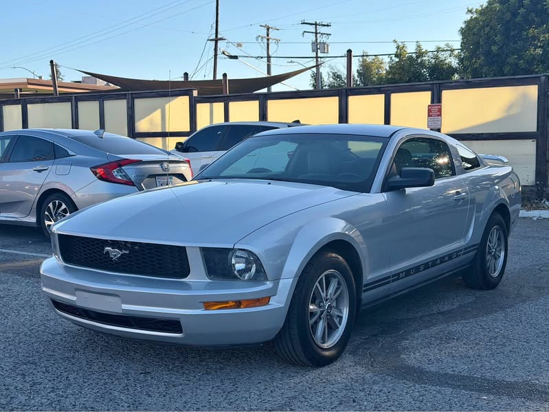 2005 Ford Mustang - Deluxe Coupe 2D