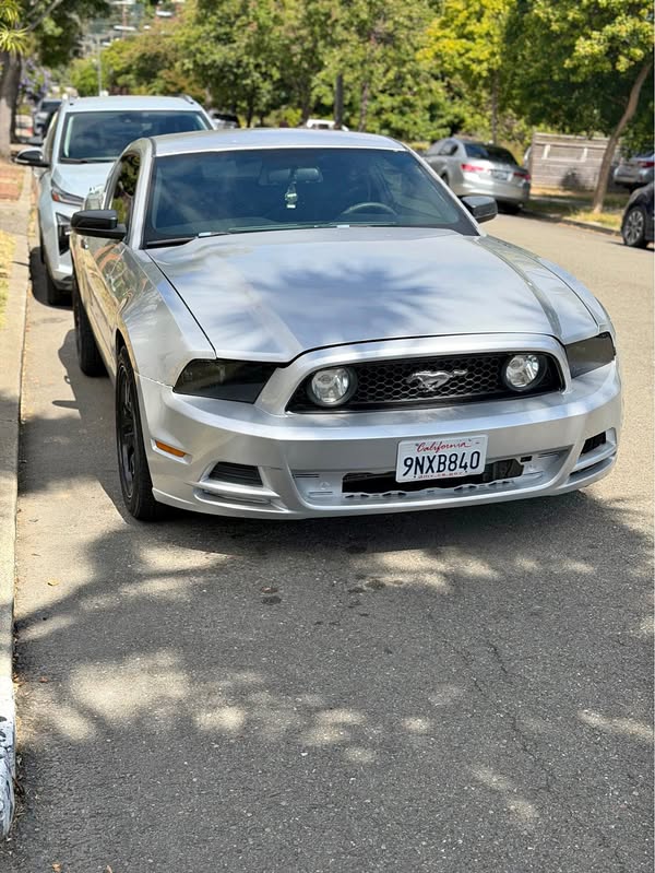 2011 Ford Mustang - V6 con versi\u00f3n 2014