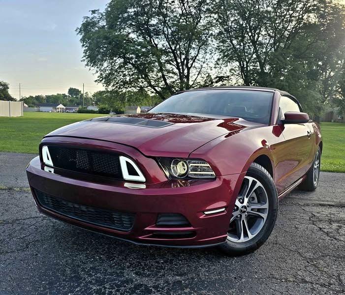 2014 Ford Mustang - v6 convertible