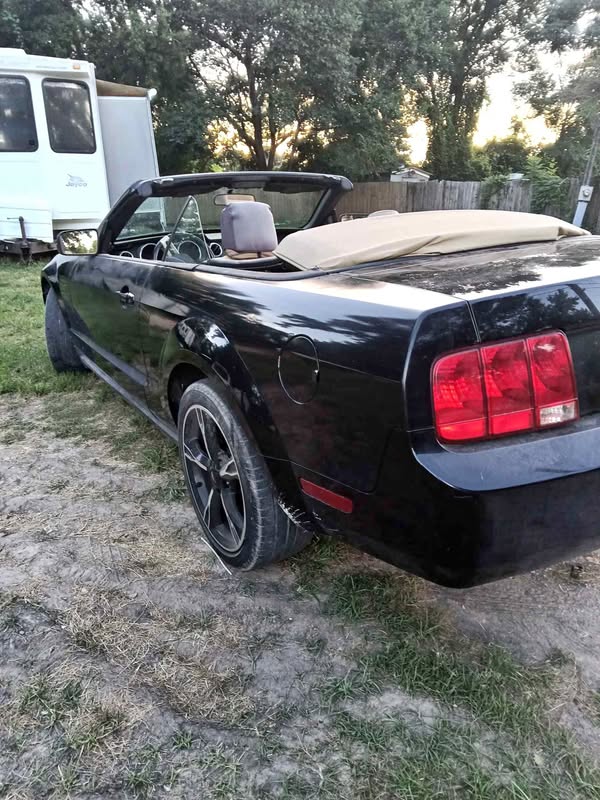 2005 Ford Mustang - V6 Convertible 2D