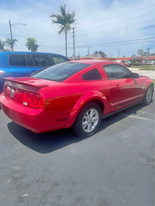 2009 Ford mustang convertible (clean title) - excellent condition
