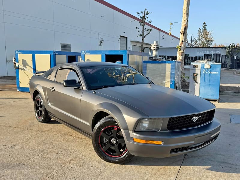 2005 Ford Mustang - Deluxe Coupe 2D