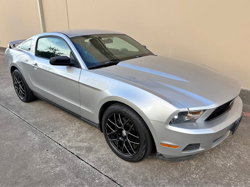 2012 Ford Mustang - Deluxe Coupe 2D