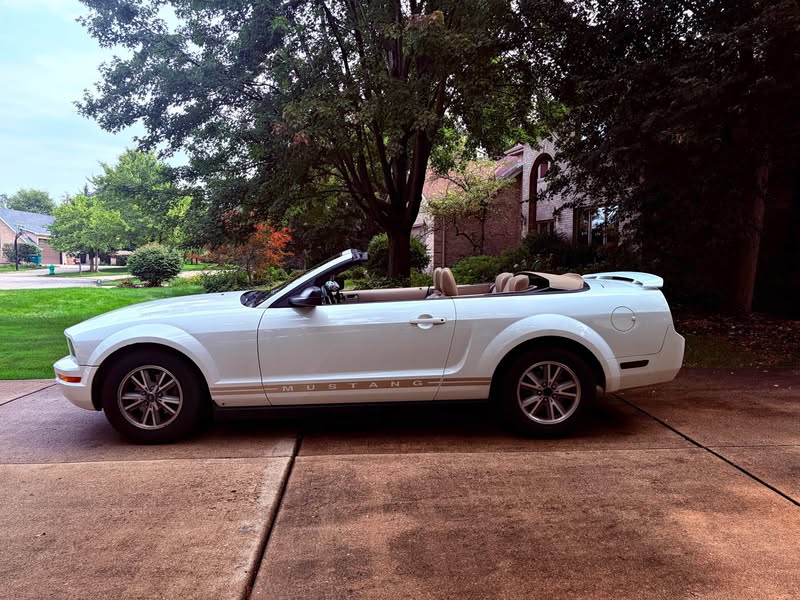 2005 Ford Mustang - Deluxe Convertible 2D