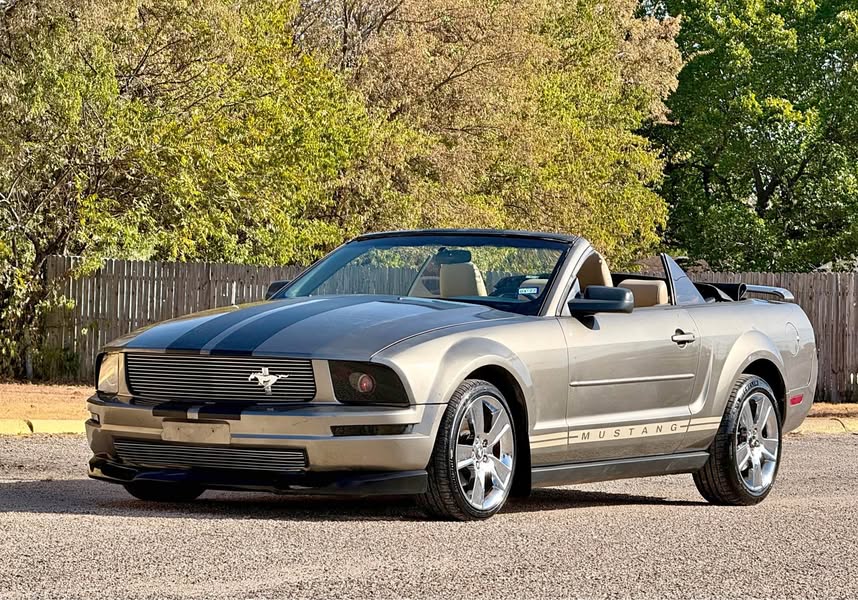2005 Ford Mustang Deluxe Convertible 2D
