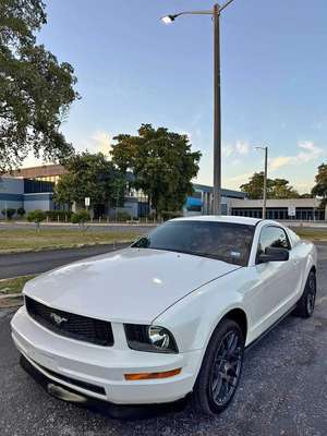 2009 Ford Mustang - Deluxe Coupe 2D