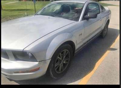 2005 Ford Mustang - Deluxe Coupe 2D