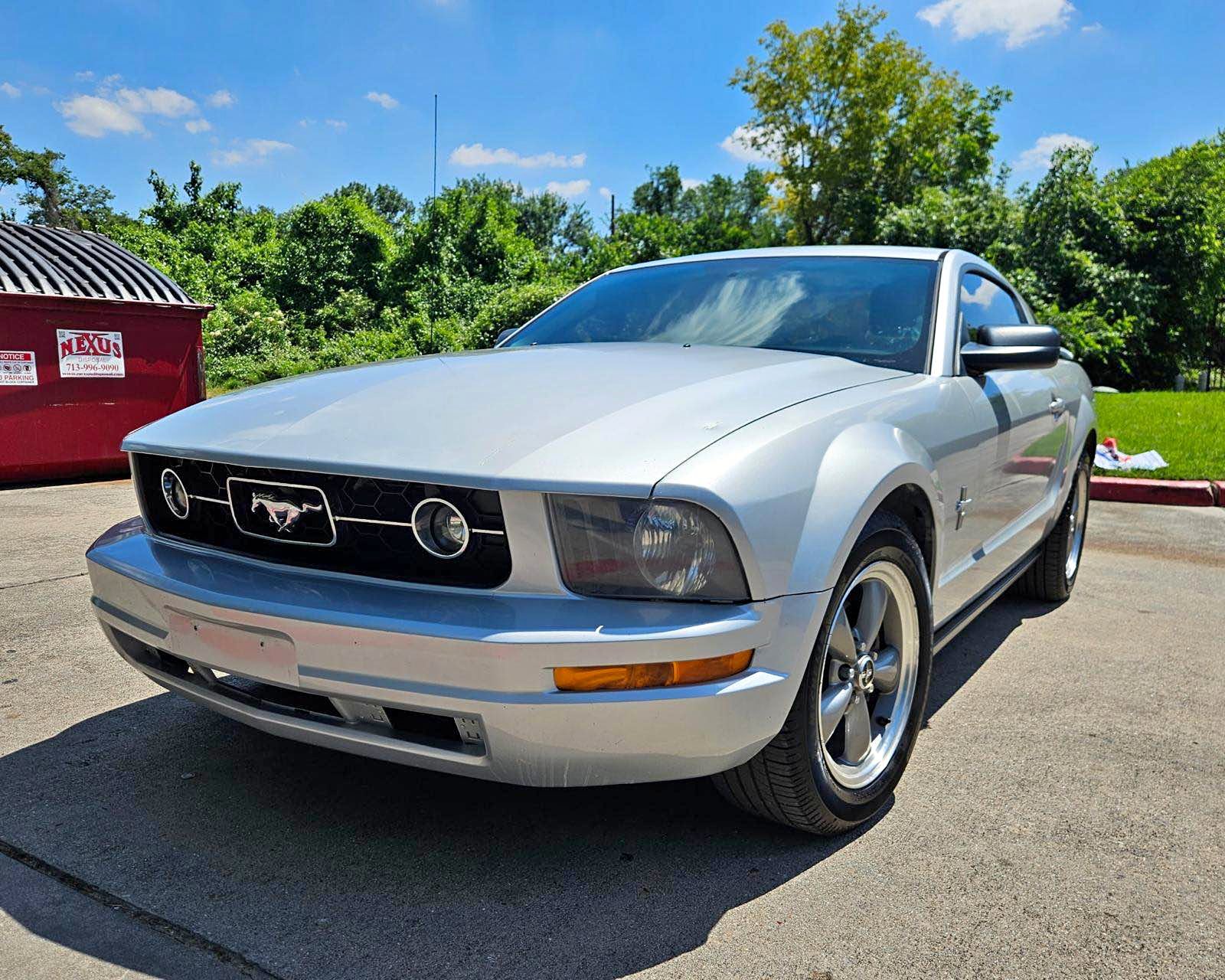 2006 Ford Mustang - Deluxe Coupe 2D