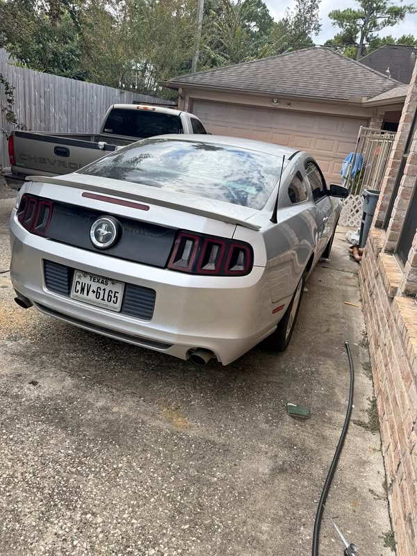 2013 Ford Mustang - V6 speed Manual