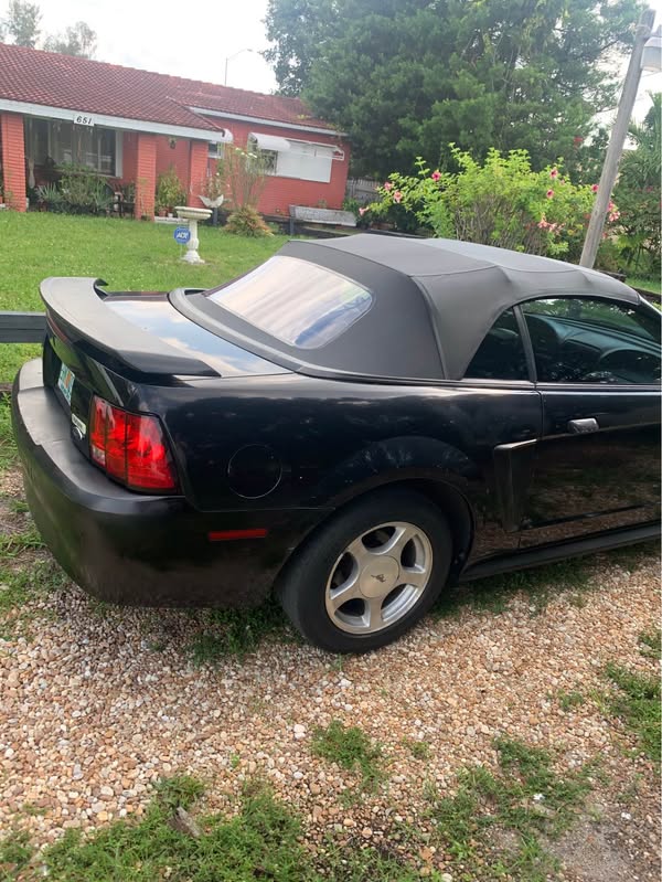 2001 Ford Mustang - V6 Convertible 2D