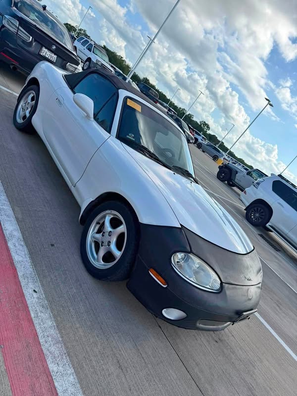 2002 Mazda MAZDA MX-5 Miata RF - Club Convertible 2D