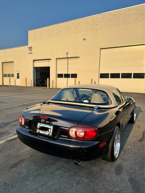 2005 Mazda MAZDA MX-5 Miata RF - Club Convertible 2D
