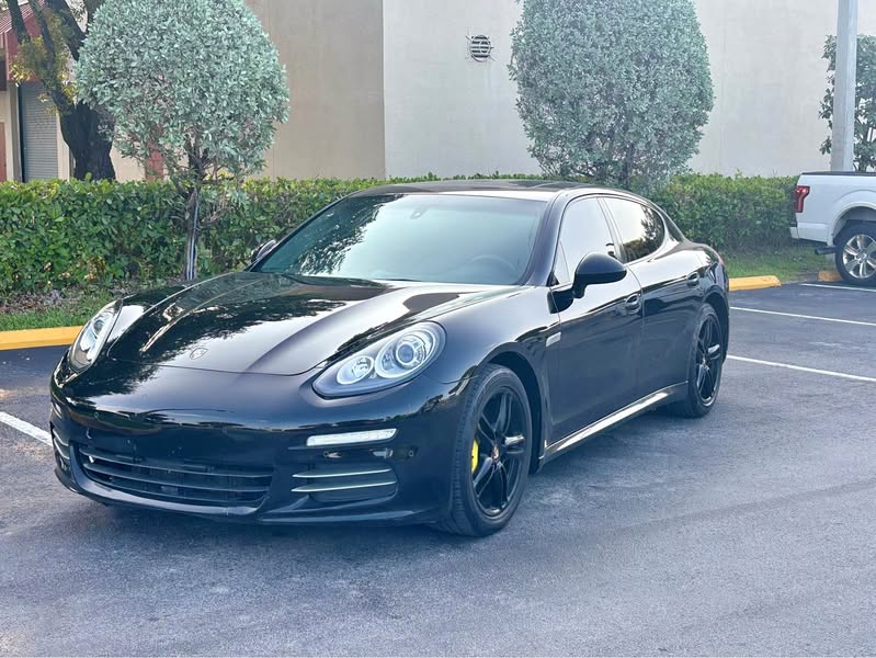 2014 Porsche Panamera - 4 Sedan