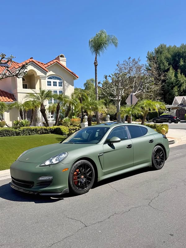 2013 Porsche Panamera - 4 Platinum Edition Sedan 4D