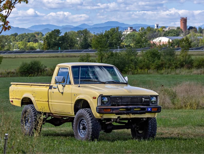 1980 Toyota pickup - Long Bed