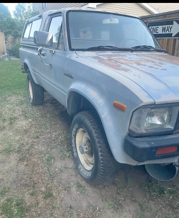 1982 Toyota 4x4 pickup shortbed all original ,no rust 179k clean - Title 4 speed w shell rare bench