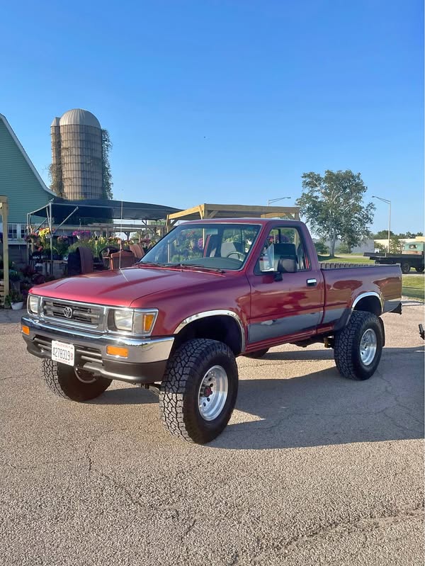 1992 Toyota pickup deluxe 4 x 4 22re four-cy