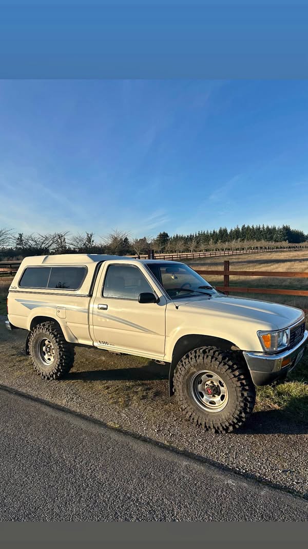 1990 Toyota pickup - Dlx