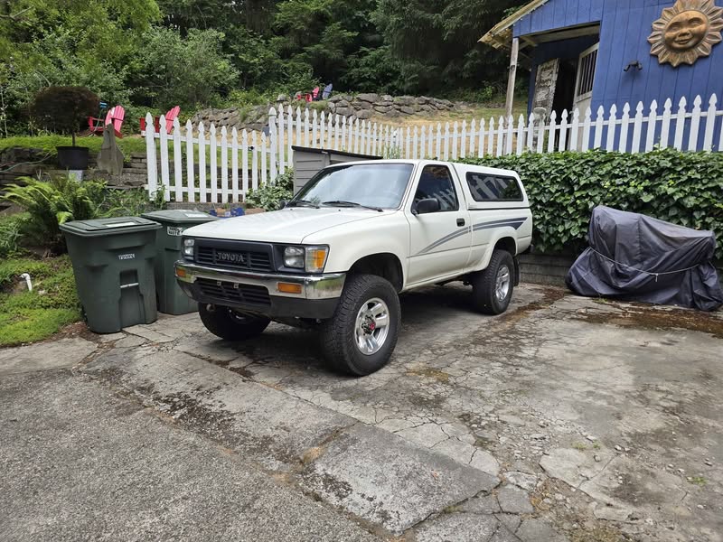 1990 Toyota pickup - DLX 4x4