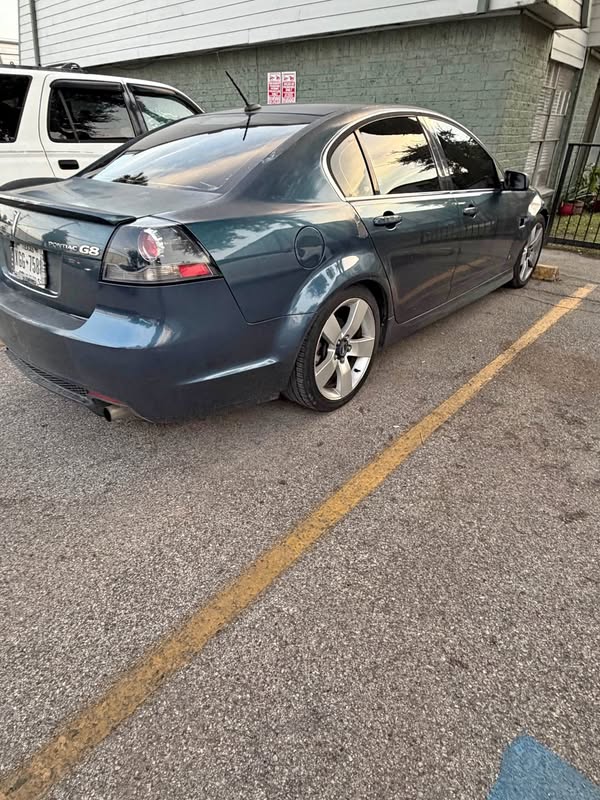 2009 Pontiac G8 - Sedan 4D