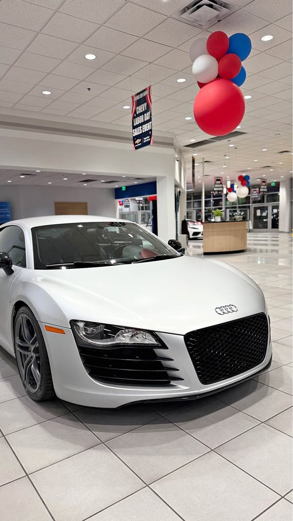2010 Audi R8 - 4.2 Quattro Coupe 2D