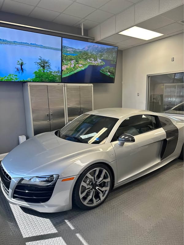 2010 Audi R8 - 5.2 Quattro Coupe 2D