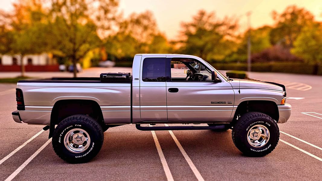 2001 Dodge  Ram! Minty Fresh Classic 4x4! 5.9L V8 Magnum Only 71,500 Miles! Unicorn!