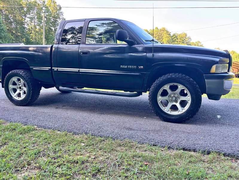 1998 Dodge Ram 1500 - SLT Pickup 4D 5 1\/2 ft