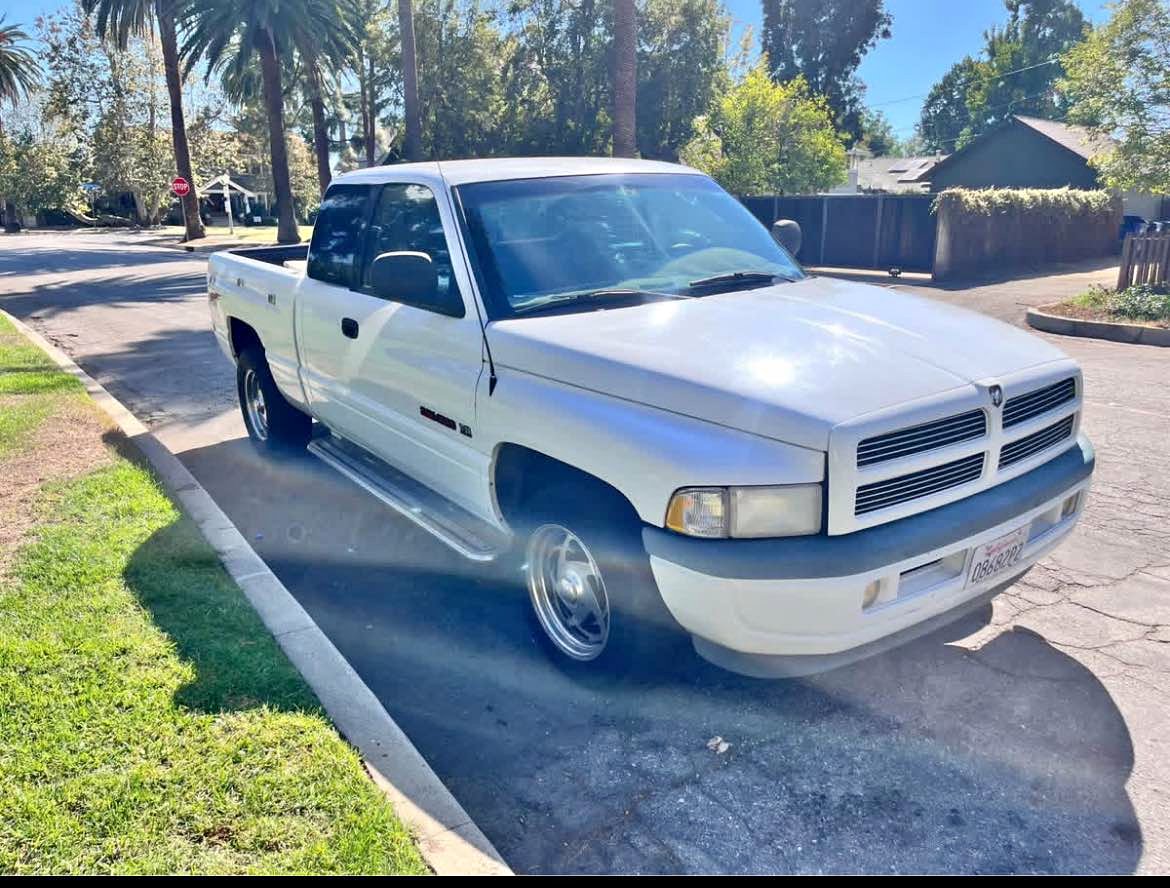 1998 Dodge Ram 1500 - SLT Pickup 2D 6 1\/3 ft