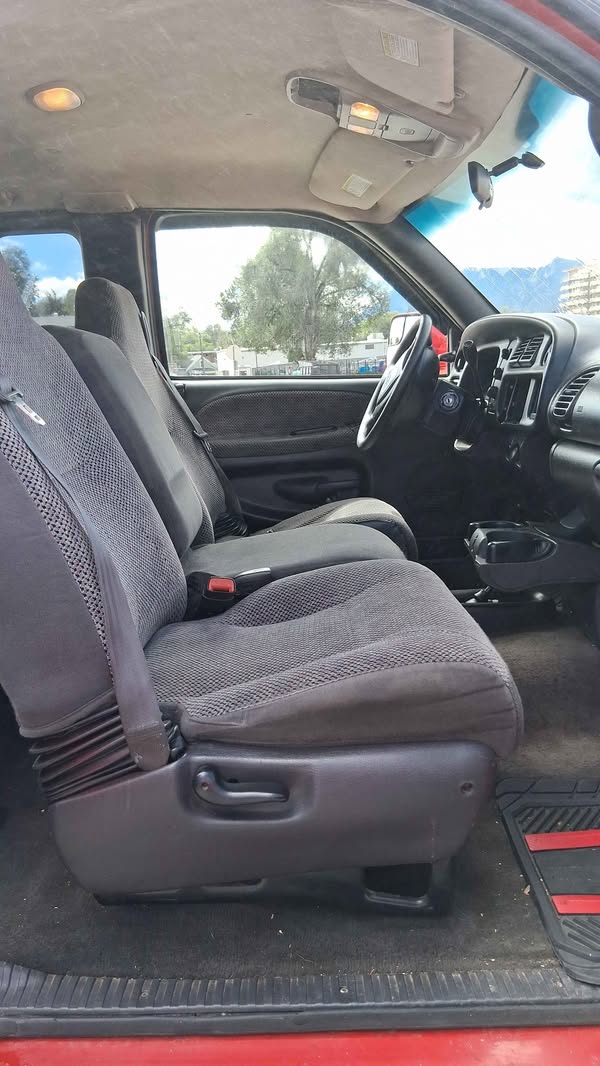2001 Dodge Ram 1500 - SLT Pickup 4D 6 1\/3 ft