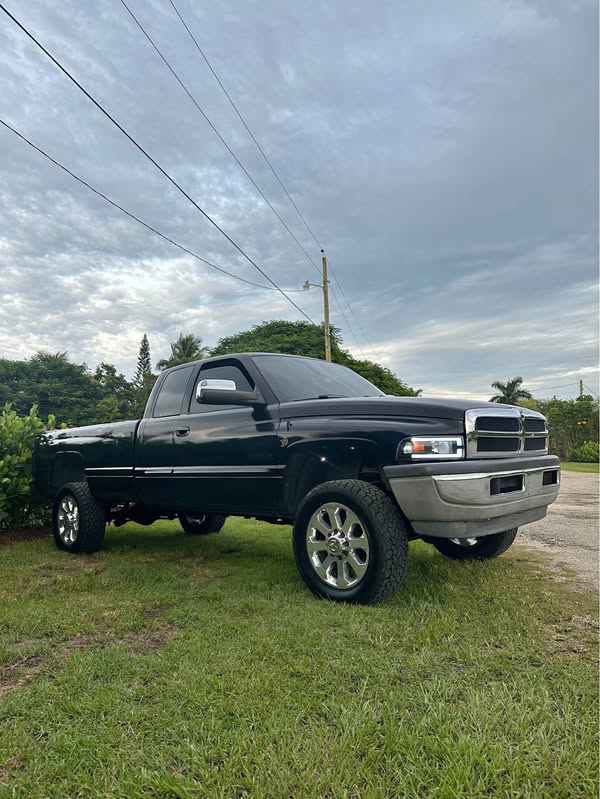 2001 Dodge Ram 2500 Quad Cab - SLT Pickup 4D 8 ft