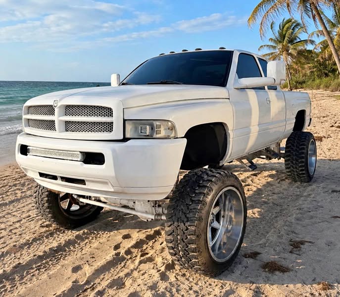2000 Dodge Ram 2500 Club Cab - Short Bed