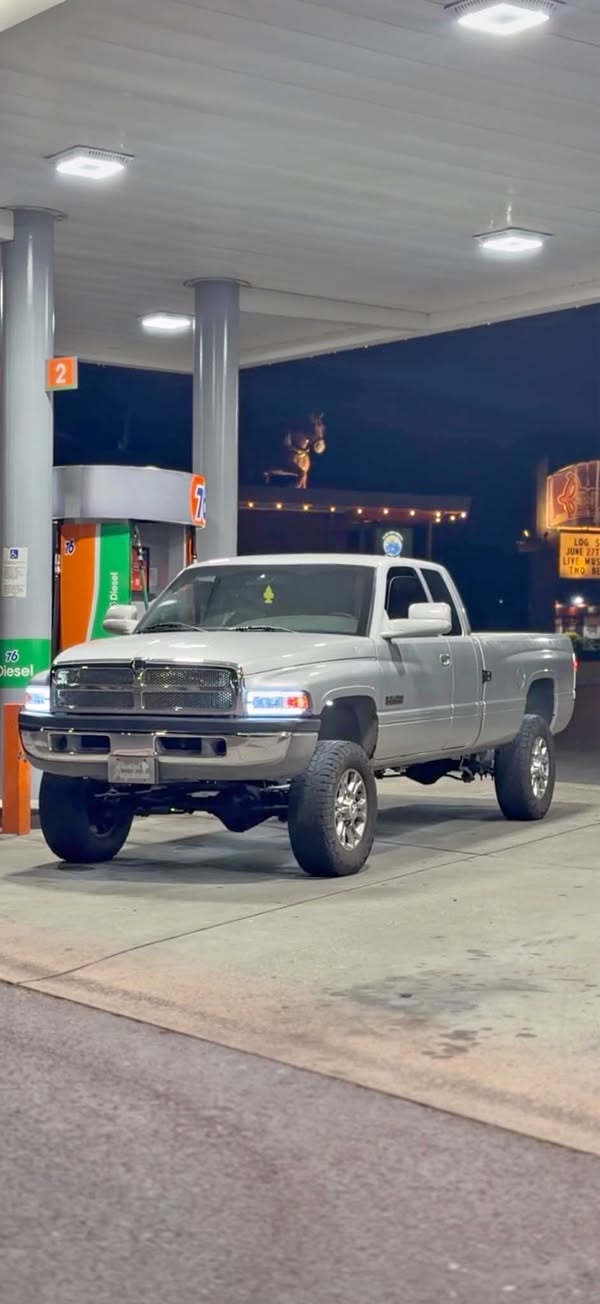2001 Dodge Ram 2500 Quad Cab - SLT Pickup 4D 8 ft